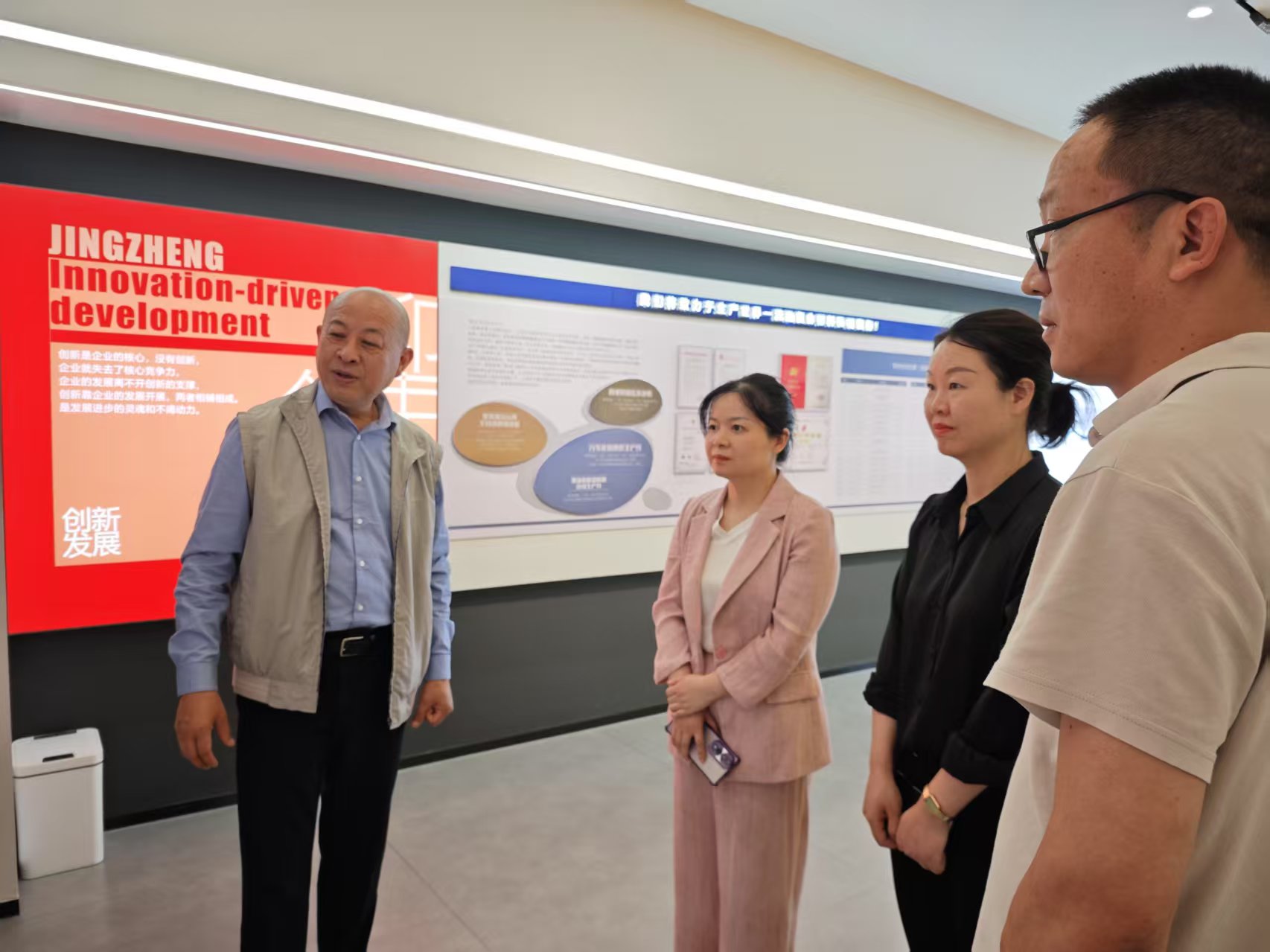 黄副区长来LD.COM乐动体育
走访视察